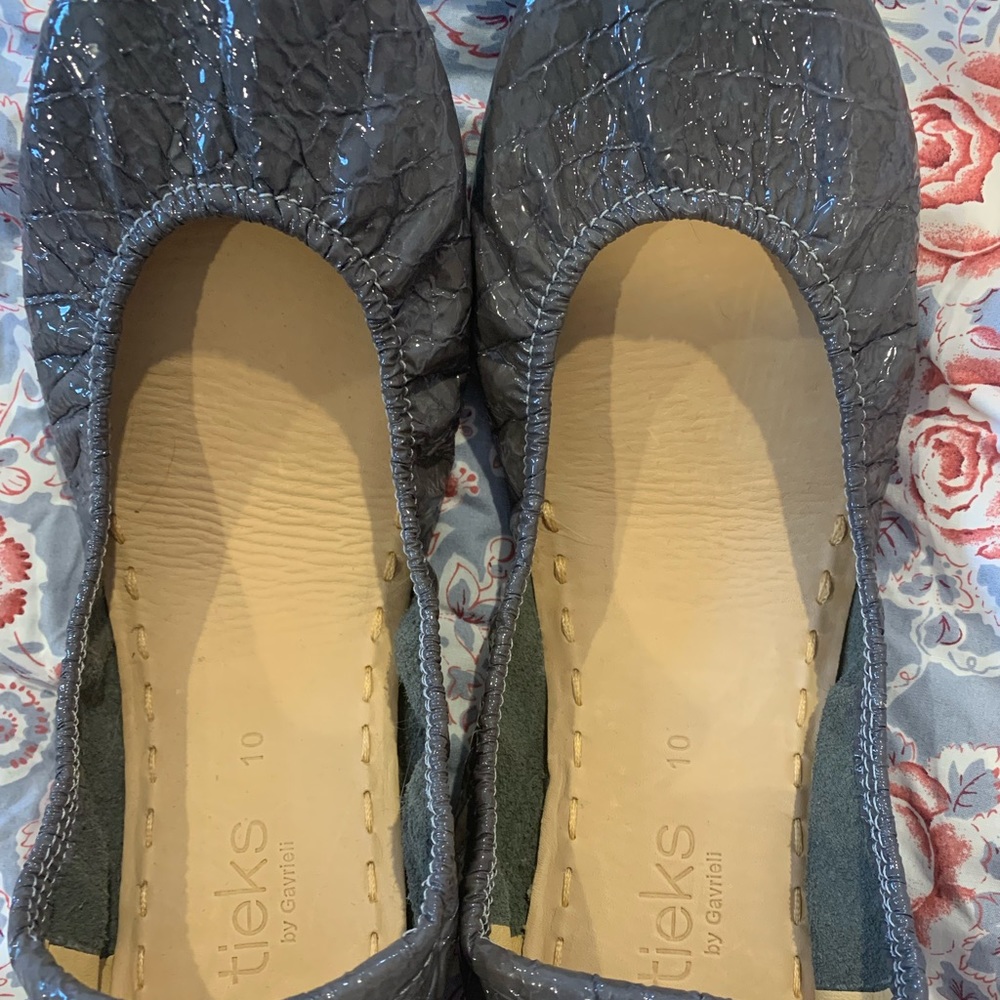 Slate Grey Croc Patents brand new never been worn size 10 Tieks!